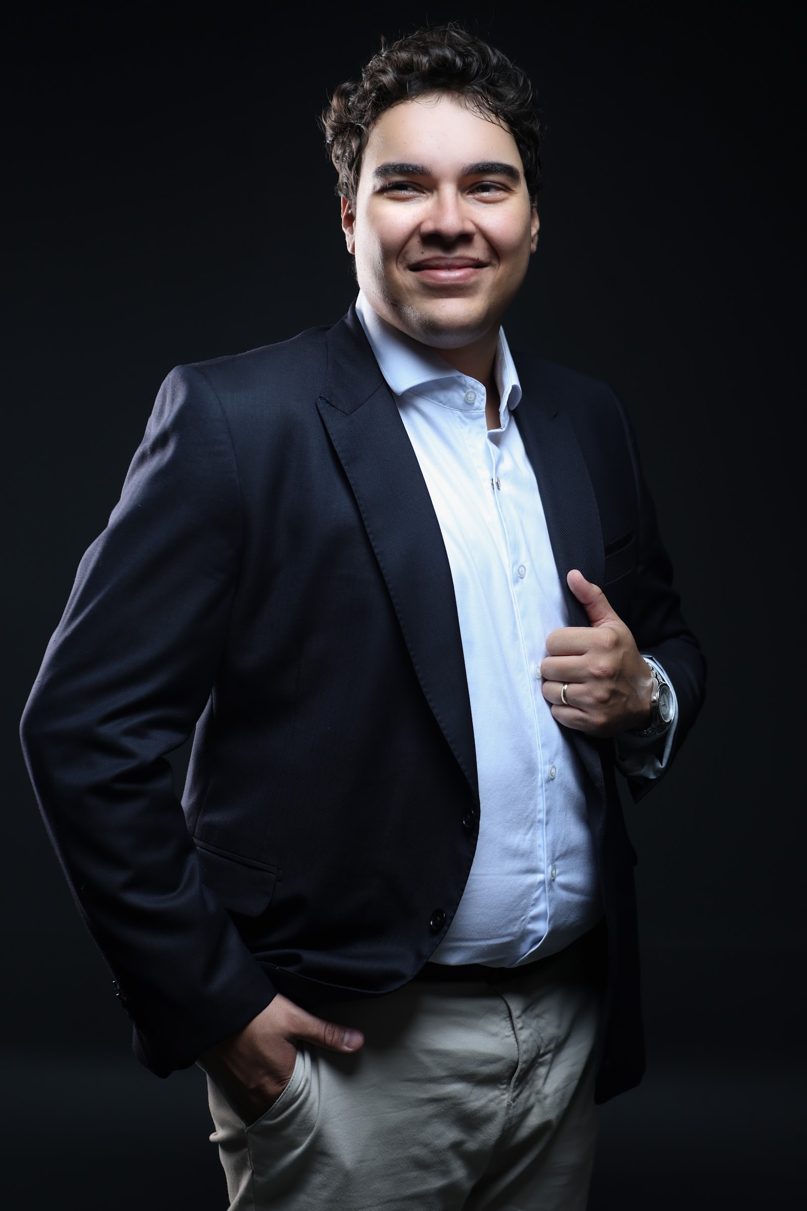 Dr. Matheus Cavalcanti em retrato profissional